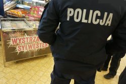 Policjant przy stoisku z fajerwerkami