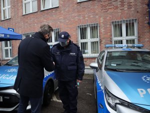 Gratulacje od Prezydenta Miasta odbiera Komendant Komisariatu Policji V w Bytomiu