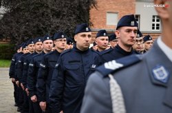 Policjanci stoją w szyku