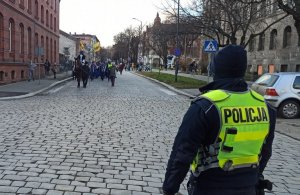 Przemarsz Orszaku Trzech Króli i widoczny policjant