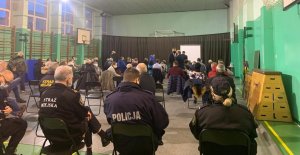 Dzielnicowy w sali gimnastycznej na spotkaniu z mieszkańcami