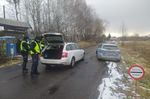 Mundurowi sprawdzają bagażnik w pojeździe