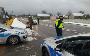 policjanci na punkcie kontrolnym