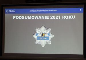 Napis na ekranie podsumowanie 2021 roku i odznaka policyjna