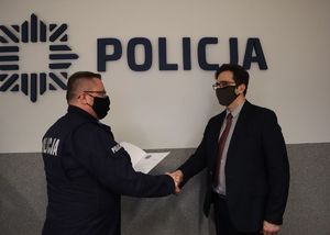 Podziękowania z długoletnią służbę policjantowi składa komendant