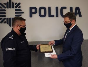 Gratulacje z okazji przejścia na emeryturę policjantowi składa komendant