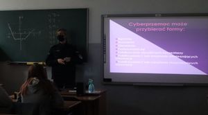 Policjantka opowiada uczniom o cyberprzestępczości