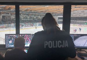 Policjantka sprawdza monitoring na lodowisku