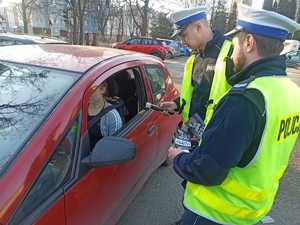 Policjanci sprawdzają trzeźwość kierującej