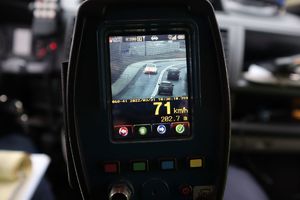 Na monitorze urządzenia do pomiaru prędkości widoczny pojazd