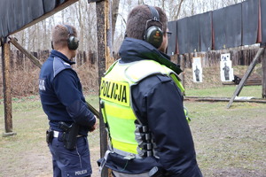 Policjanci na strzelnicy