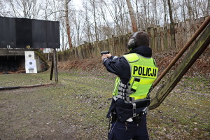 Policjant strzela nastrzelnicy