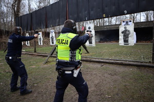 Policjanci ćwiczą strzelanie