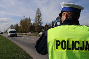 Policjant dokonuje pomiaru prędkości nadjeżdżającego pojazdu