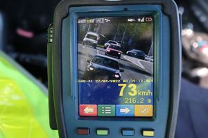 Ekran urządzenia ręcznego pomiaru prędkości ze wskazaniem przekroczenia prędkości przez pojazd