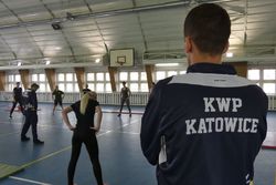 Policyjny instruktor na hali sportowej