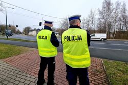 Policjanci ruchu drogowego stoją przy jezdni