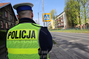 Policjant stoi przy przejściu dla pieszych