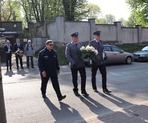 Kierownictwo bytomskiego garnizonu i kapelan niosą kwiaty