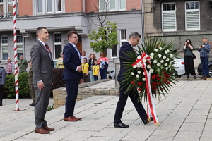 Prezydent Miasta składa wieniec pod pomnikiem