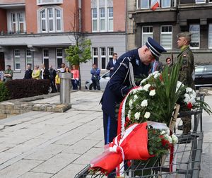 Zastępca Komendanta Miejskiego Policji w Bytomiu składa wieniec pod pomnikiem