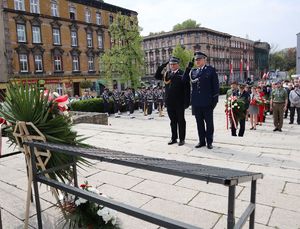 Przedstawiciele służb mundurowych salutują