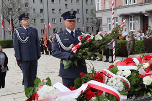 Przedstawiciele służb mundurowych składają pod pomnikiem kwiaty