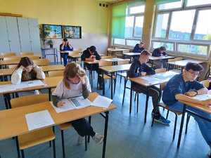 Uczniowie w klasie piszą test