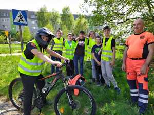 Rowerzyści i pomoc medyczna w miasteczku rowerowym