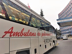 Autobus do pobierania krwi przed budynkiem Komendy Wojewódzkiej Policji w Katowicach