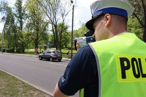 Policjant mierzy prędkość jadących pojazdów