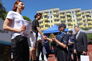 Pierwszy Zastępca Komendanta Wojewódzkiego Policji w Katowicach gratuluje zawodnizce