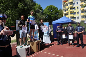 Zdjęcie grupowe komendantów i zawodników na podium