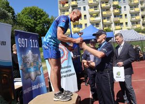 Wręczenie nagrody biegaczowi przez Pierwszego Zastępcę Komendanta Wojewódzkiego Policji w Katowicach