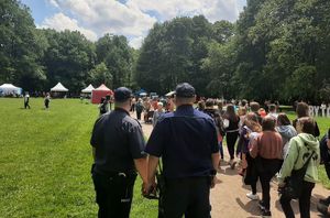 Policjanci na Dniu Dziecka w parku