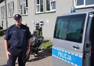 Zastępca Komendanta Miejskiego Policji w Bytomiu stoi przy radiowozie