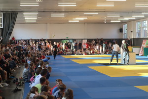 Pokazy judo na sali