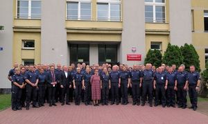 Zdjęcie grupowe policjantów przed budynkiem