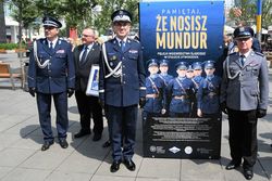 Kierownictwo Policji na wystawie &quot;Pamiętaj, że nosisz mundur&quot;