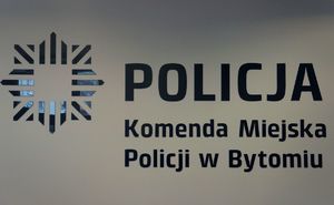 Gwiazda policyjna i napis Komenda Miejska Policji w Bytomiu