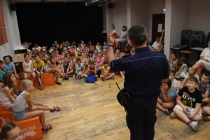 Policjant prowadzi prelekcję z dziećmi