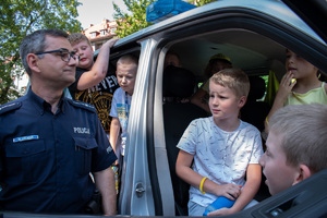 Policjant pokazuje dzieciom radiowóz