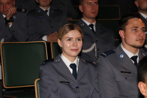 Policjantka i policjant w mundurze galowym