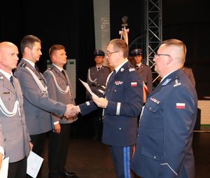 Komendant Wojewódzki Policji w Katowicach gratuluje policjantowi