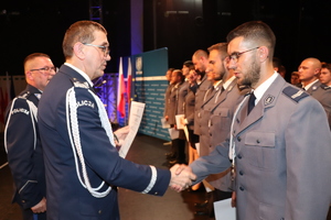 Komendant nadinspektor Roman Rabsztyn gratuluje policjantowi