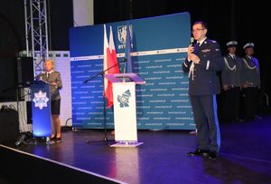 Przemawia Komendant Wojewódzki Policji na scenie