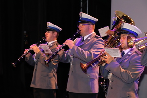 Trzech muzyków z trąbkami z orkiestry policyjnej