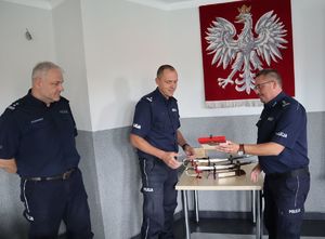 Komendant miejski wręcza upominek Pierwszemu Zastępcy Komendanta Miejskiego Policji w Bytomiu