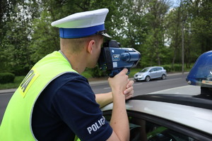 Policjant dokonuje pomiaru prędkości