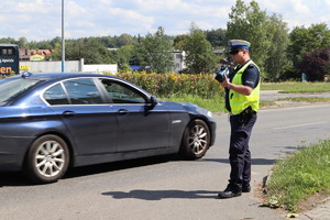 Policjant kontroluje prędkość przejeżdżającego auta